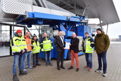 Übergabe Pachtvertrag der Warnemünder Landstromanlage an Rostock Port Chef  Dr. Gernot Tesch und Senator Dr. Chris von Wrycz Rekowski, anbei  Mitarbeiter vom Hafen- und Seemannsamt sowie der Rostock Port GmbH.