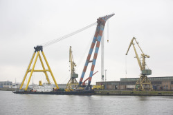 Schwimmkran "Hebo Lift 9" im Rostocker Überseehafen.