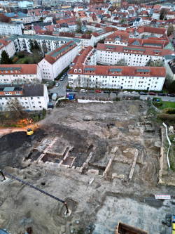 Rathaus-Rostock-Nov-23: Blick auf die Rathausbaustelle Ende November 2023. Zu sehen sind die Keller der ehemaligen Giebelhäuser An der Hege 4 bis 9 (von links nach rechts). Am oberen Rand der Baustelle befindet sich die Kleine Wasserstraße.