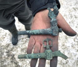 Rathaus-Rostock-Zapfhaehne: Besondere Fundstücke in den Kellern der Giebelhäuser An der Hege waren verschiedene Zapfhähne aus dem 16./17. Jahrhundert. Sie stammen aus Norddeutschland und wurden aus Bronze gefertigt. 