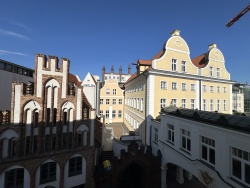 Rathaus von hinten: Gut erkennbar sind die drei einzelnen Gebäude, die auf der Marktseite mit einer gemeinsamen Schauwand verkleidet wurden.