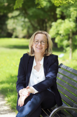 Dr. Ute Fischer-Gäde, Senatorin für Stadtplanung, Bau, Klimaschutz und Mobilität Dr. Ute Fischer-Gäde, Senatorin für Stadtplanung, Bau, Klimaschutz und Mobilität