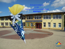 Schulanmeldung in der HRO - Schultüte vor einem Schulgebäude Schulanmeldung in der HRO - Schultüte vor einem Schulgebäude