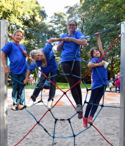 Spaß auf dem "Spielplatz der kleinen Tonleiter" in der Linzer Straße am Schwanenteich.