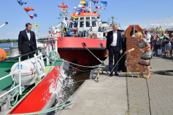 Babette Caffier taufte neues Feuerlöschboot „Albert Wegener"