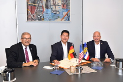 US-Generalkonsul Jason Chue trägt sich im Beisein von Universitätsrektor Prof. Dr. Wolfgang Schareck (l.) und Senator Dr. Chris von Wrycz Rekowski, Erster Stellvertreter des Oberbürgermeisters,(r.) in das Gästebuch der Stadt ein.