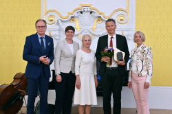 Rico Oertel von der Riedelsche Dachbaustoffe GmbH wird als Rostocker Familienbetrieb des Jahres 2023 geehrt.