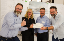 OB Claus Ruhe Madsen, Bauherrin Sigrid Hecht Hecht, RGS-Aufsichtsratvorsitzender Rainer Albrecht und Theaterintendant Ralph Reichel präsentieren den Siegerentwurf.