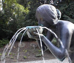 Die Trinkende