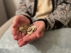 offene Hände mit Münzgeld offene Hände mit Münzgeld
