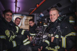Kollegen im Löschfahrzeug Kollegen im Löschfahrzeug