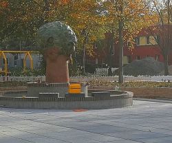 Platz mit Brunnen LH