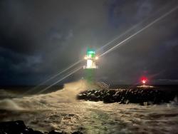 Der Sturm peitscht die Ostseewellen an die Mole.