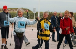 Senioren beim nordic walking
