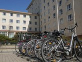 Fahrradabstellanlage vor dem Haus des Bauwesens 