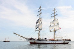 An Bord der "Fryderyk Chopin" haben zwei Jugendliche aus Rostock die Gelegenheit, Seeluft zu schnuppern.
