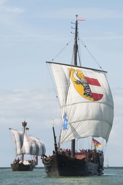Hansekogge "Ubena von Bremen" (li.) und die Poeler Kogge 