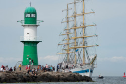 Segelschulschiff "Mir" läuft in Warnemünde ein