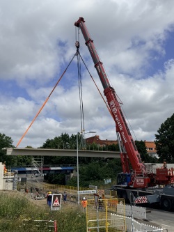 Ein Schwerlastkran verhebt die 26 Meter langen Träger. 