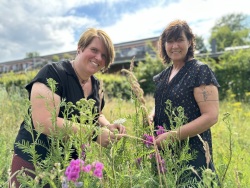 Annette Pommeranz (NABU) und Silke Kabus vom Hort Jenaplanschule auf der Blühwiese an der Bahnhofstraße.