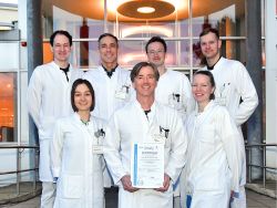 Gesicherte Qualität für Patienten - das Ärzteteam des Wirbelsäulenspezialzentrums mit der Zertifizierungsurkunde (o.R.v.li. Oberarzt Dr. Hans-Joachim Wojak, Oberarzt Augusto E. Corestein, Jan Gero Kurtenbach, Paul Wilhelm Abshagen sowie u.R.v.li. Charlotte Brockhage, Chefarzt Dr. Sascha Mann und Senta Becker).