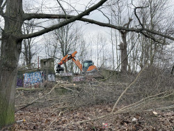 Bauvorbereitende Maßnahme Abriss der Parkanlage durch einen Bagger Bauvorbereitende Maßnahme Abriss der Parkanlage durch einen Bagger