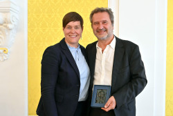 Oberbürgermeisterin Eva Maria Kröger und Kulturpreisträger Wolfgang Schmiedt