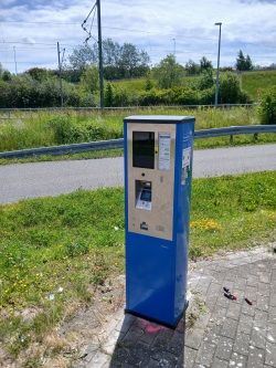 Parkscheinautomat auf einem Parkplatz Parkscheinautomat auf einem Parkplatz