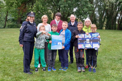 Große Begeisterung zu Beginn der neuen Schulwoche: Heute, am 15. September 2025, übergaben Polizeihauptmeisterin Jeannette Damrath-Rekowsky, Polizeiinspektion Rostock, Angelika Stiemer von der Verkehrswacht Rostock, RSAG-Vorstand Yvette Hartmann und RSAG-Fahrlehrer Jan Schollenberg die Preise an die Gewinner des diesjährigen Schülerplakatwettbewerbs "Sicheres Verhalten in Bus und Bahn".
