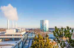 Großer Stahlbehälter auf dem Gelände der Stadtwerke Rostock
