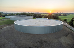 Luftbild des neuen und dritten Behälters zur Trinkwasserspeicherung in Rostock-Biestow