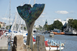 Aura Fluss und Achim Kuhn’s Fontänen Skulptur Harmony
