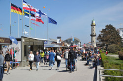 Auf der Promenade bieten Händler allerhand Waren und Köstlichkeiten. 