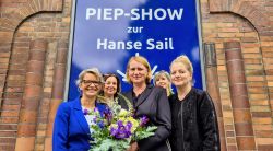 Im vergangenen Jahr haben sich viele Einzelhändler an dem Wettbewerb beteiligt; gewonnen hatte die „Piep-Show“ vom Modehaus Nikolaus – hier mit Hanse-Sail-Büro-Leiterin Bettina Fust und Cornelia Schöpfer, Diane Nikolaus-Hinneburg, Angelika Moll und DoreenNikolaus.