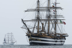 Gänsehautmoment: Die "Amerigo Vespucci" nähert sich Warnemünde, dicht gefolgt von der "Cuauhtemoc"