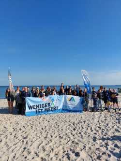 Sammler*innen am Warnemünder Strand.