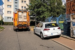 Zugeparkter Abfallbehälterstellplatz