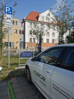 Darstellung eines Carsharing-Fahrzeugs der Marke YourCar am Mobilpunkt Ulmenstraße.